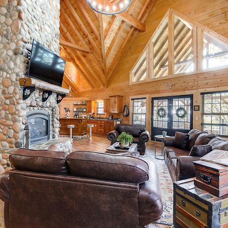 Riverfront Cabin With Hot Tub - 3 Miles To Dollywood พิเจนฟอร์จ ภายนอก รูปภาพ