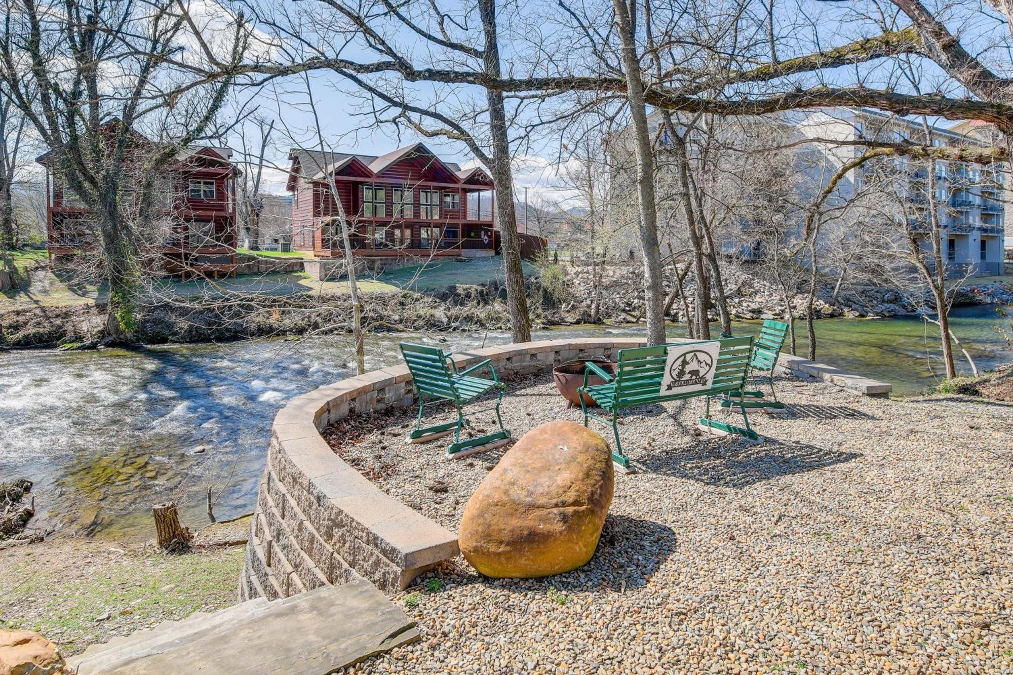 Riverfront Cabin With Hot Tub - 3 Miles To Dollywood พิเจนฟอร์จ ภายนอก รูปภาพ